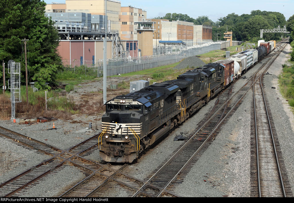 NS 1144 leads a short train 350 at Boylan